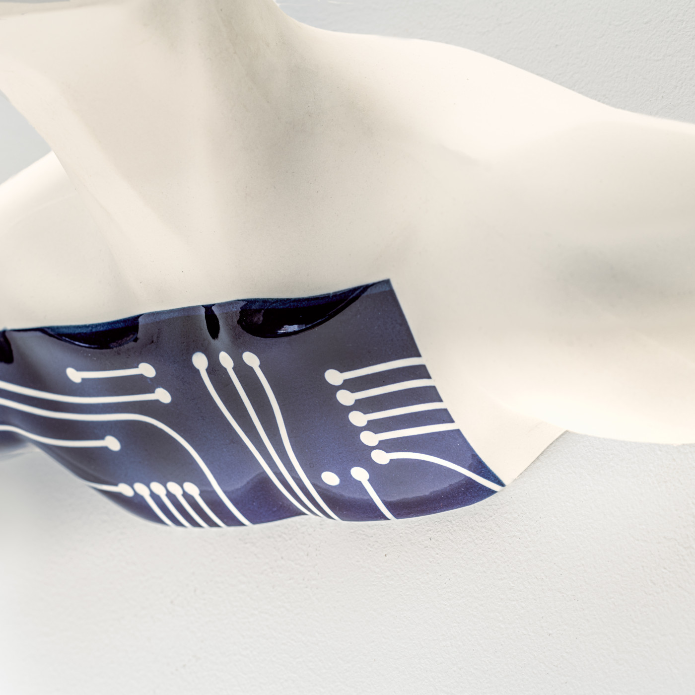 4thcast,smooth white blued detail
