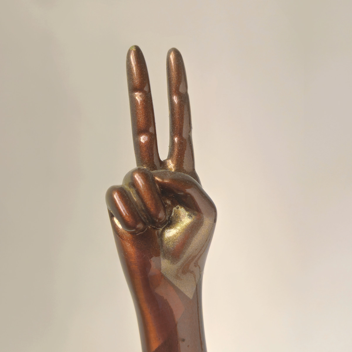 Sculpturen hand van god kleur 5